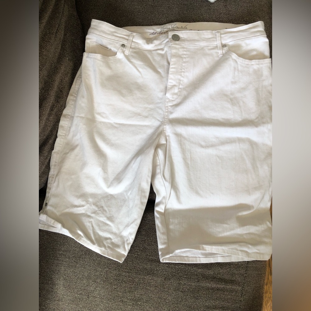 Gloria Vanderbilt/ All around Slimming Effect White short